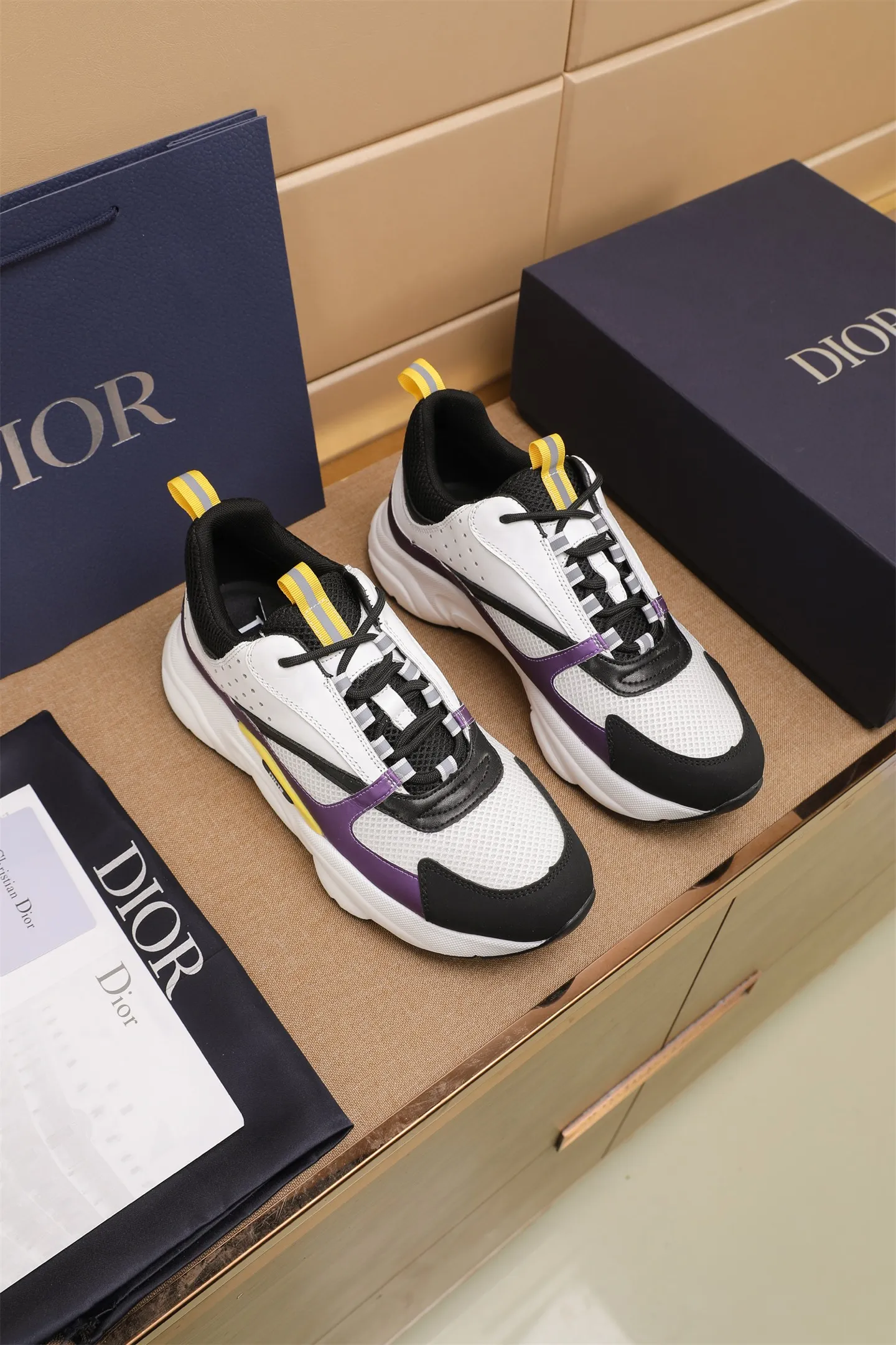 Factory price: 460💰Dior’s top version of D’s b22 men’s sports shoes. Inspired by retro running styles, the chunky low-top silhouette features gray calf leather and blue and white mesh fabric uppers, atop a black, white and blue engraved rubber sole. Nylon ribbon accents the blue mesh tongue and heel counter, and a "dio~" logo appears on the side. Pair it with a suit for a striking contrast and add a sportswear-chic edge to your look. The thick sole can be about 4cm~ Size: 38-45, [46, 47 customized]
